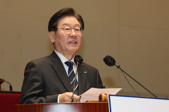 이재명 더불어민주당 대표가 11일 서울 여의도 국회에서 열린 의원총회에서 발언하고 있다. 연합뉴스.